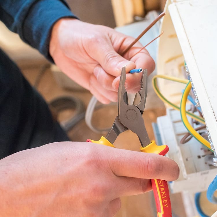 STANLEY Pinza Universale Isolata 175 mm